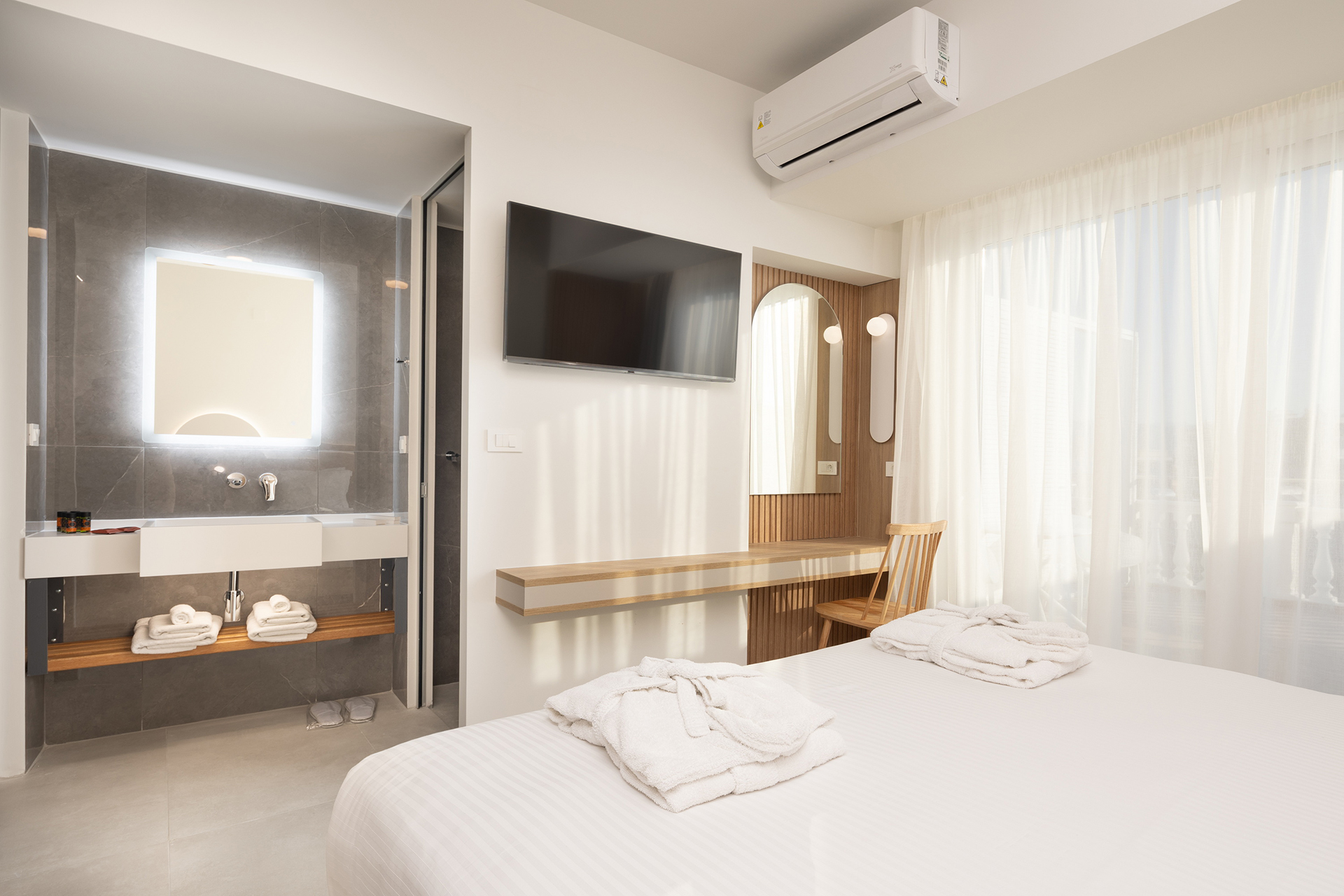 Suite​ With Balcony & Private Spa Tub